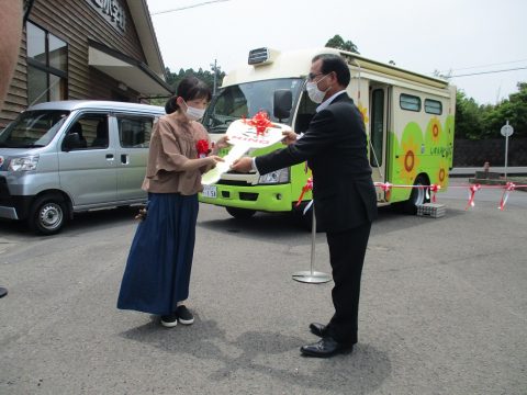 故 上畑静江様の娘 徳村和美様より下平志布志市長へ記念キーが贈られました