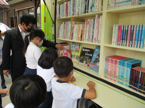 新しい移動図書館車から本を選ぶ原田小学校の児童のみなさん