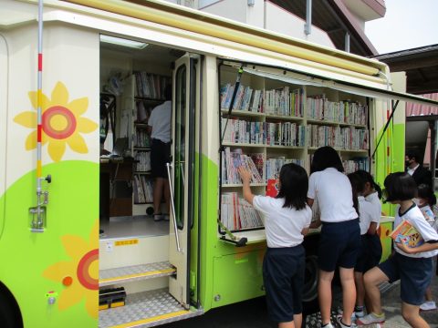 新しい移動図書館車から本を選ぶ原田小学校の児童のみなさん